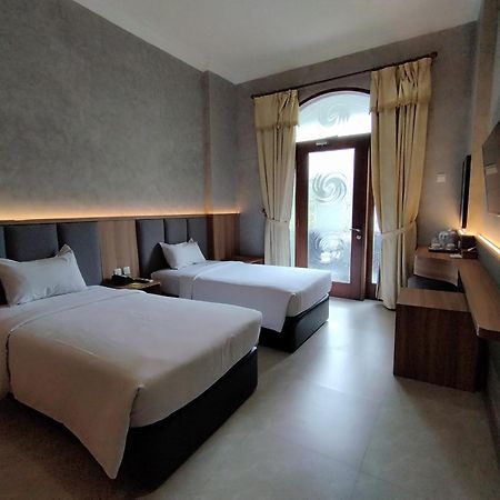 The Grand Palace Hotel Malang Buitenkant foto