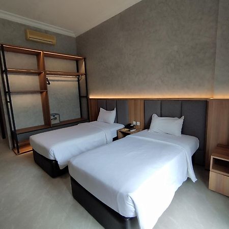 The Grand Palace Hotel Malang Buitenkant foto