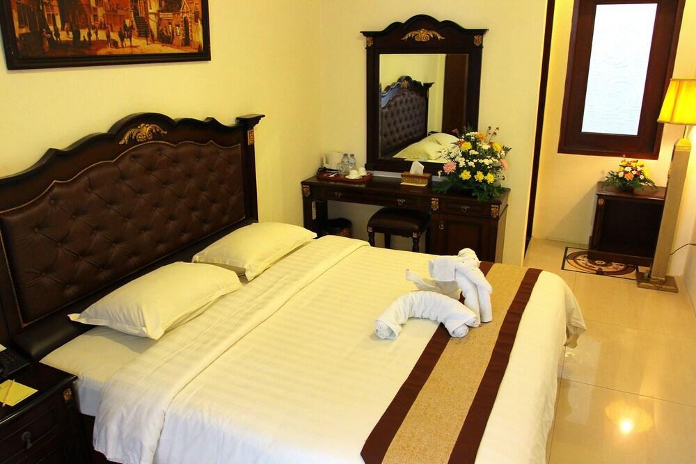 The Grand Palace Hotel Malang Buitenkant foto