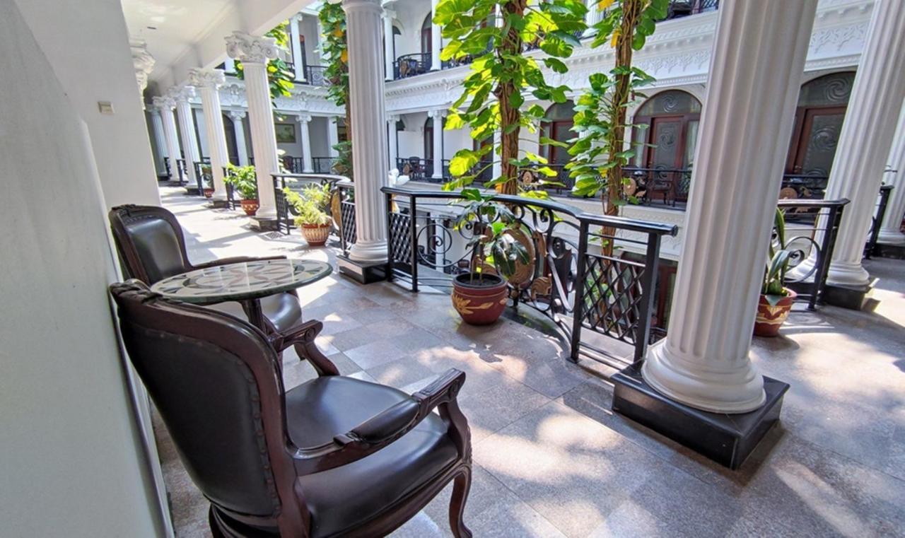 The Grand Palace Hotel Malang Buitenkant foto