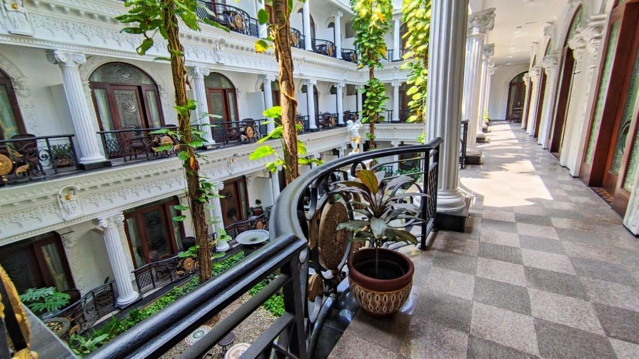 The Grand Palace Hotel Malang Buitenkant foto