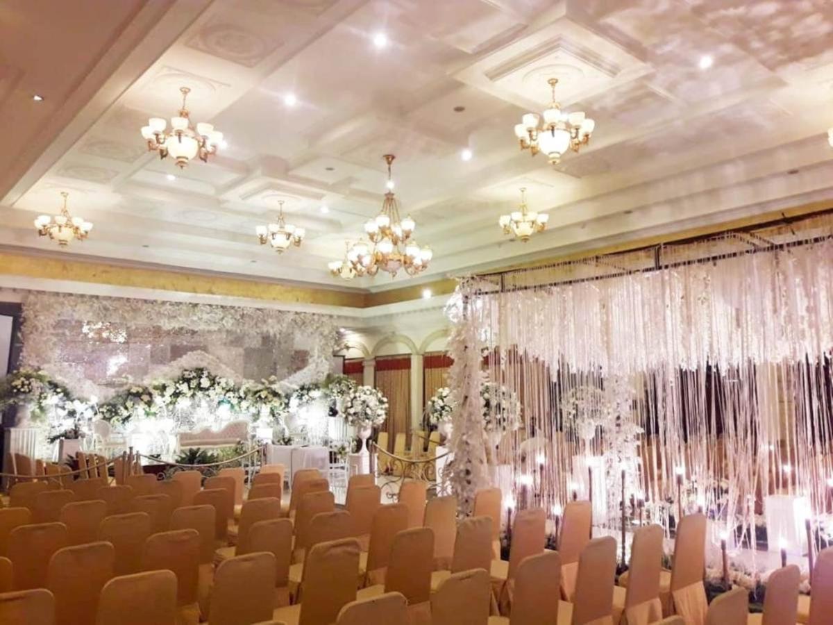 The Grand Palace Hotel Malang Buitenkant foto