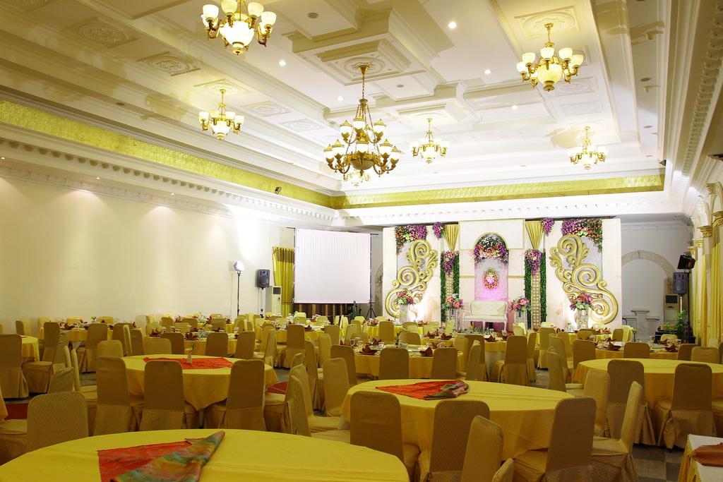 The Grand Palace Hotel Malang Buitenkant foto
