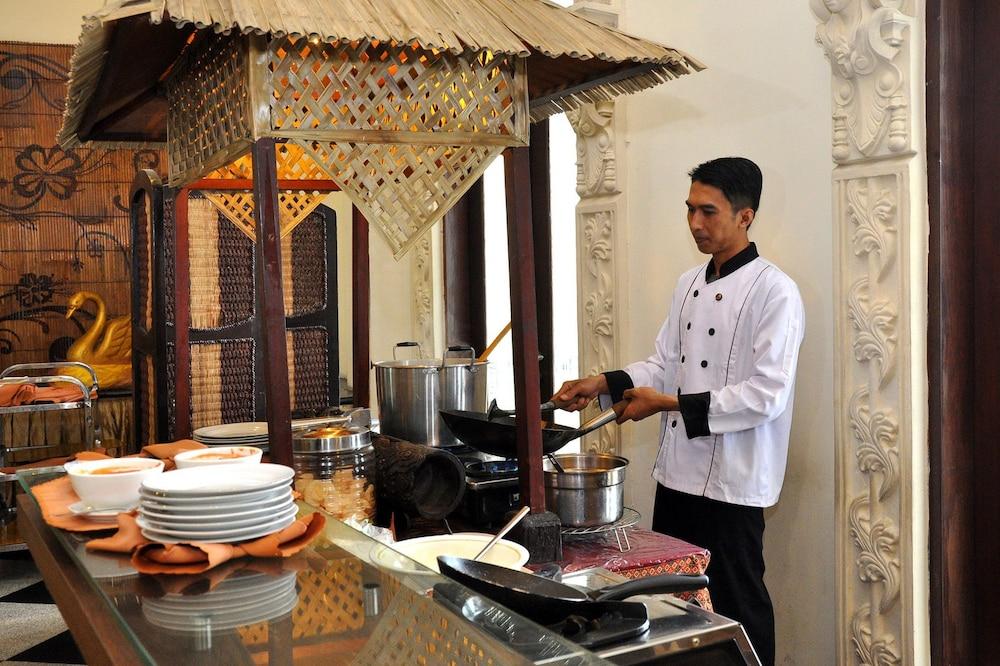 The Grand Palace Hotel Malang Buitenkant foto