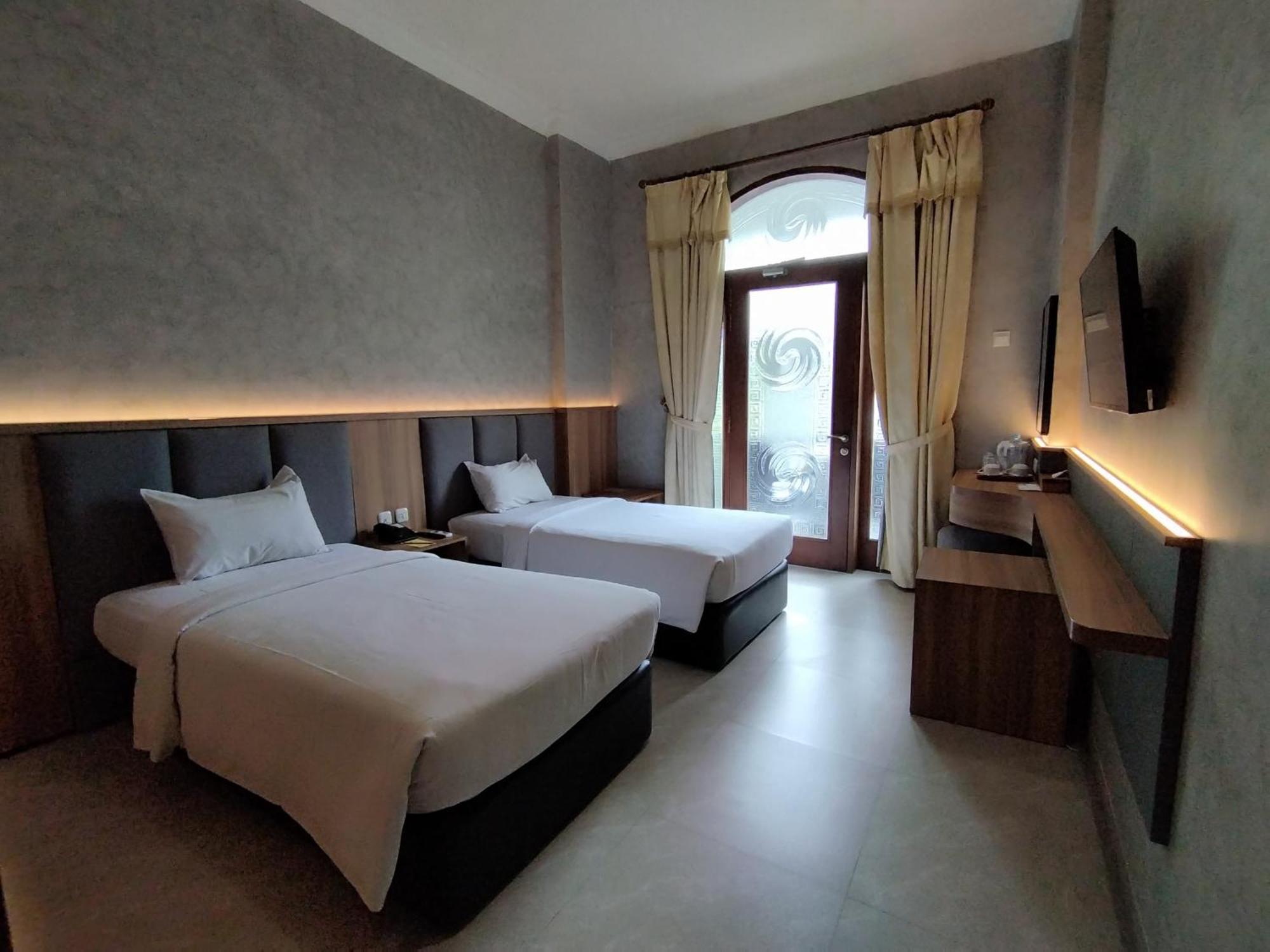 The Grand Palace Hotel Malang Buitenkant foto