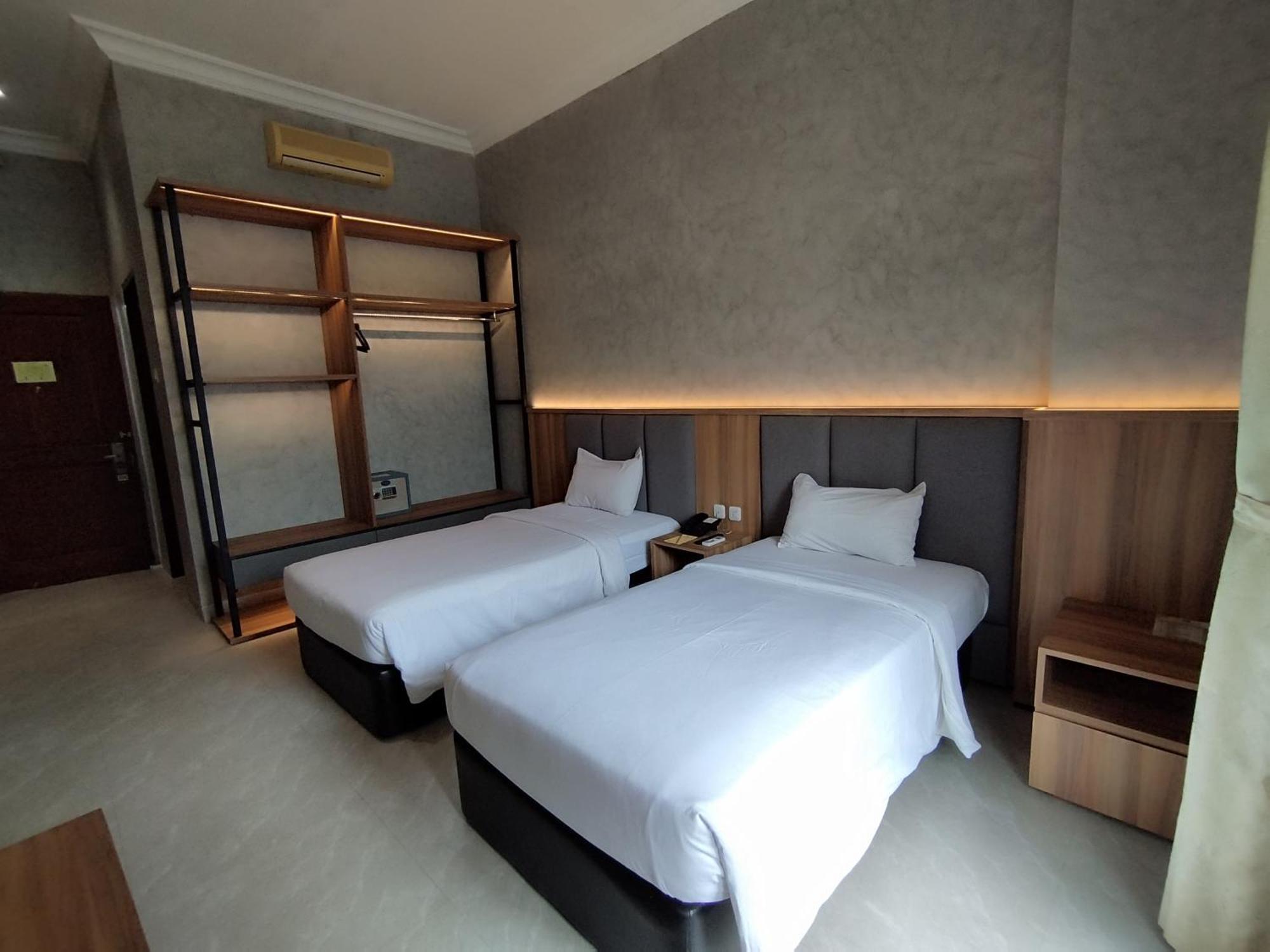 The Grand Palace Hotel Malang Buitenkant foto