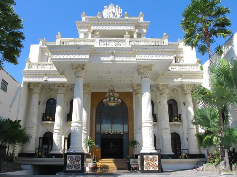 The Grand Palace Hotel Malang Buitenkant foto