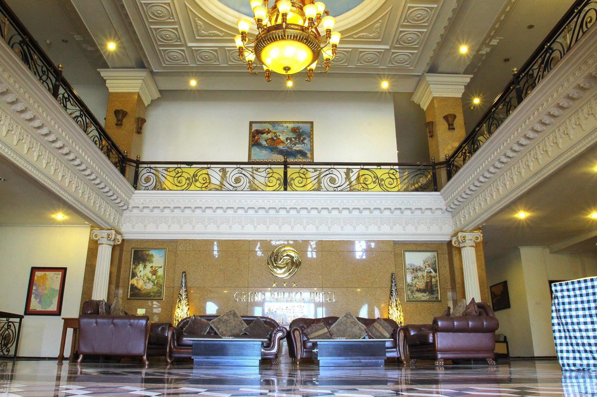 The Grand Palace Hotel Malang Buitenkant foto