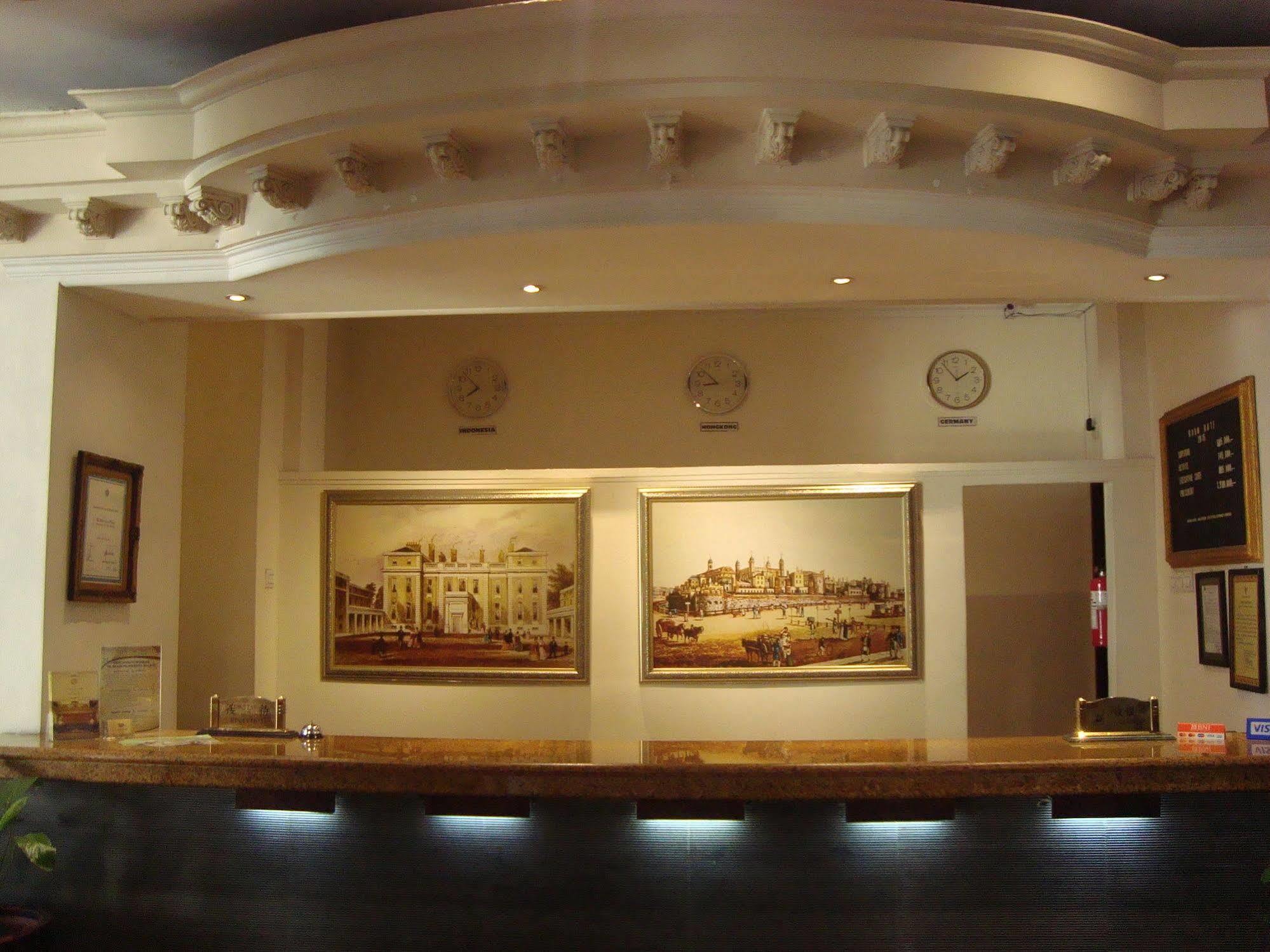 The Grand Palace Hotel Malang Buitenkant foto