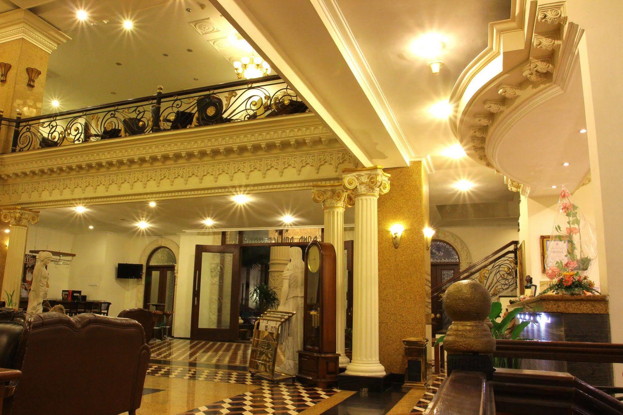 The Grand Palace Hotel Malang Buitenkant foto