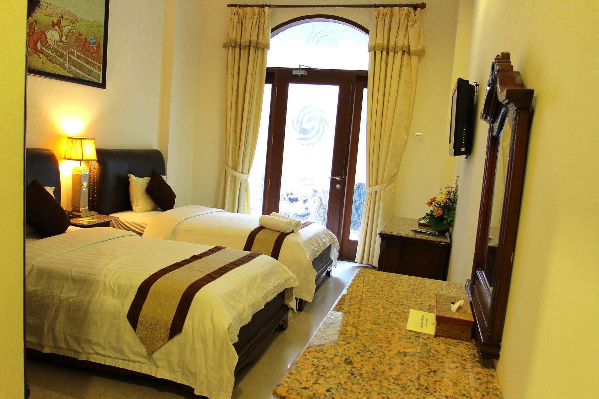 The Grand Palace Hotel Malang Buitenkant foto