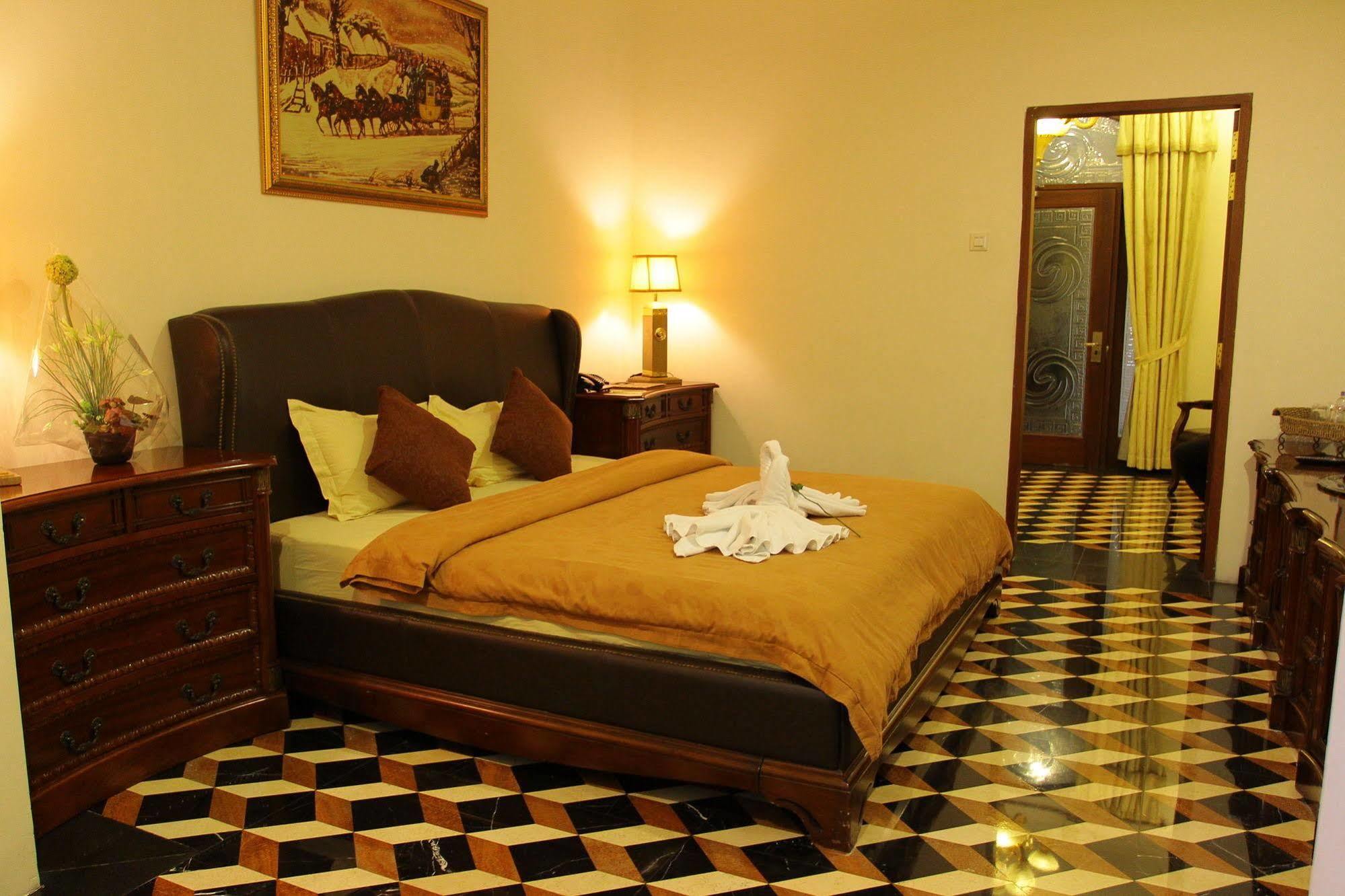 The Grand Palace Hotel Malang Buitenkant foto