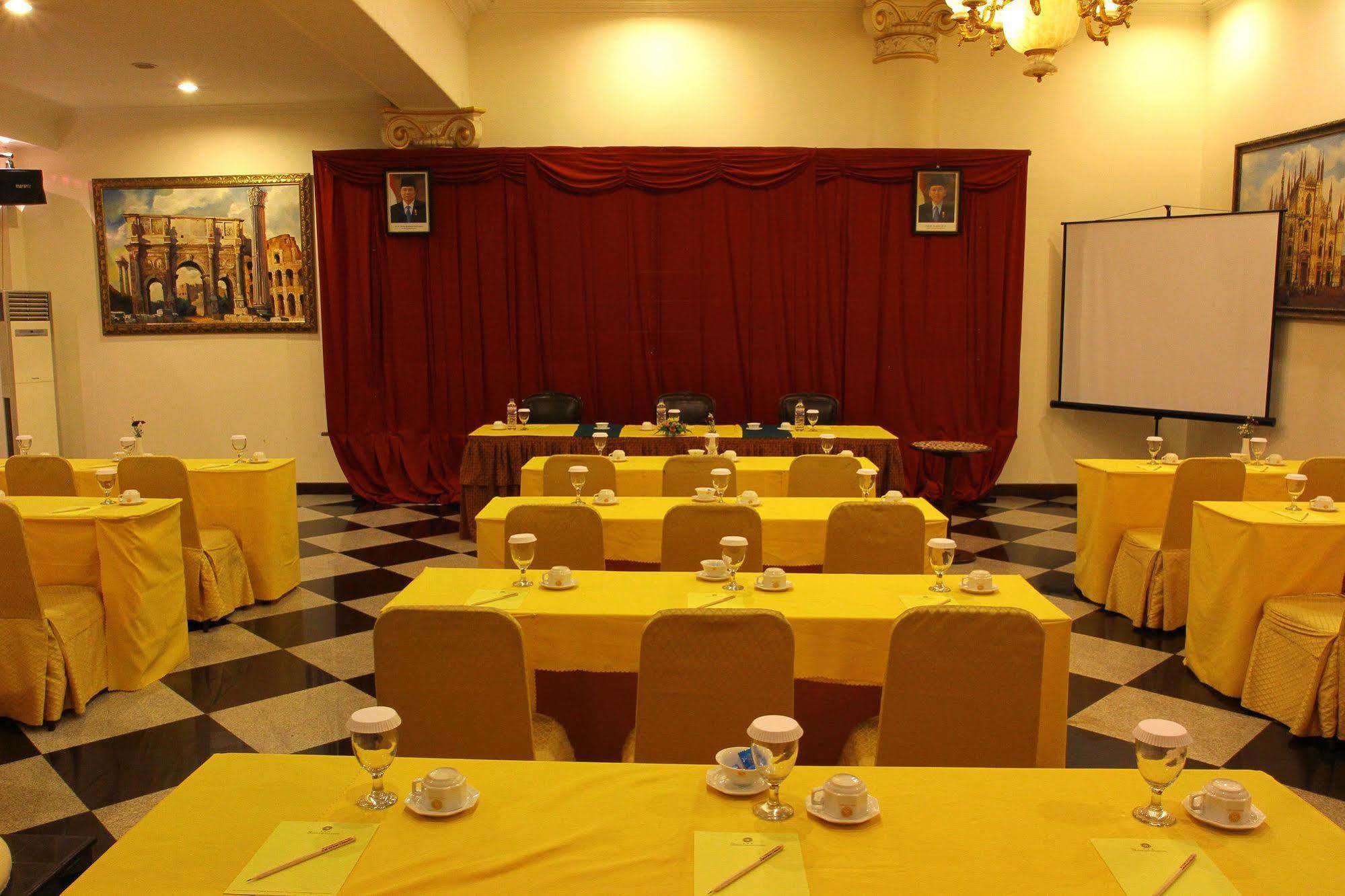The Grand Palace Hotel Malang Buitenkant foto