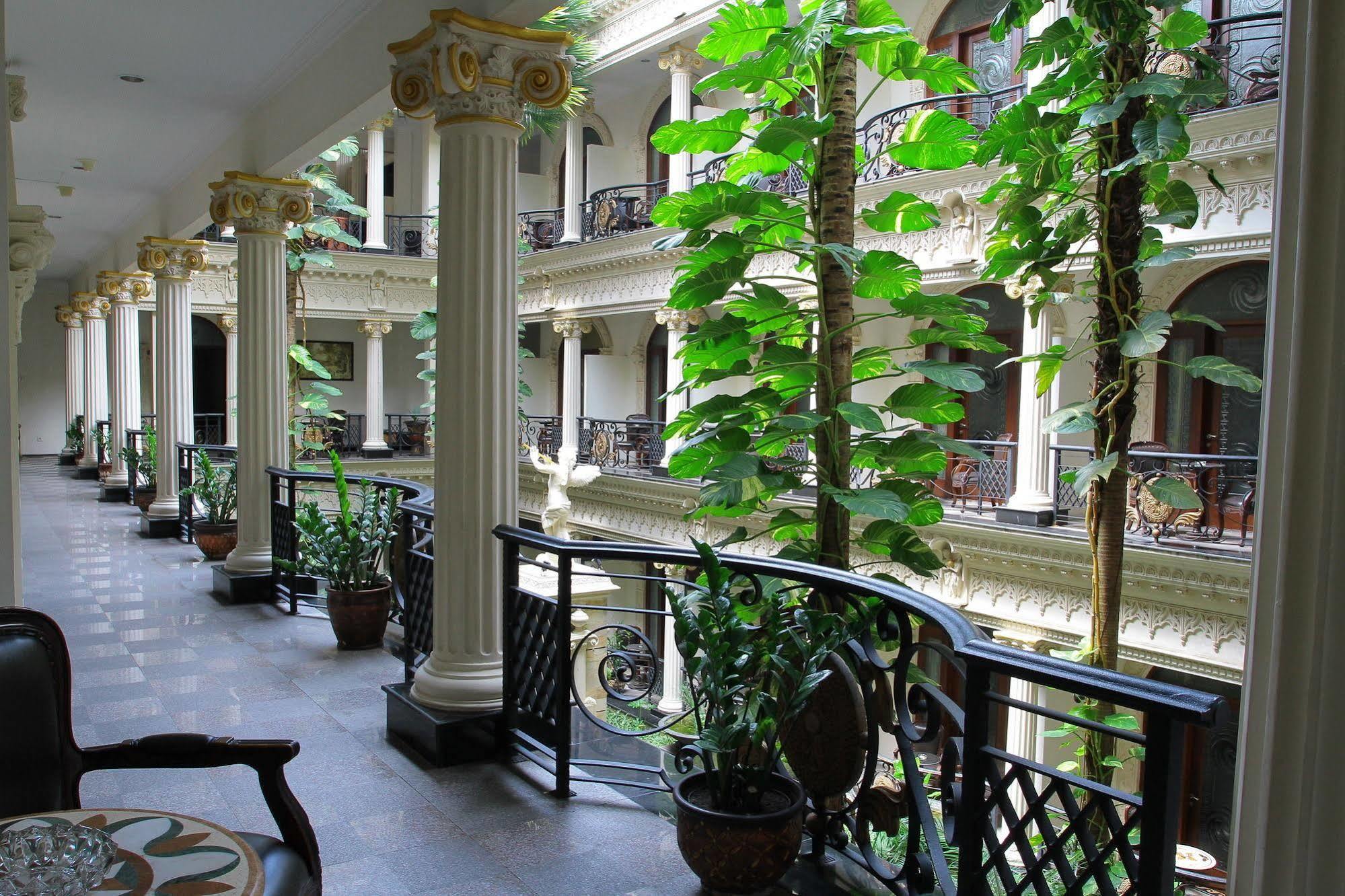 The Grand Palace Hotel Malang Buitenkant foto
