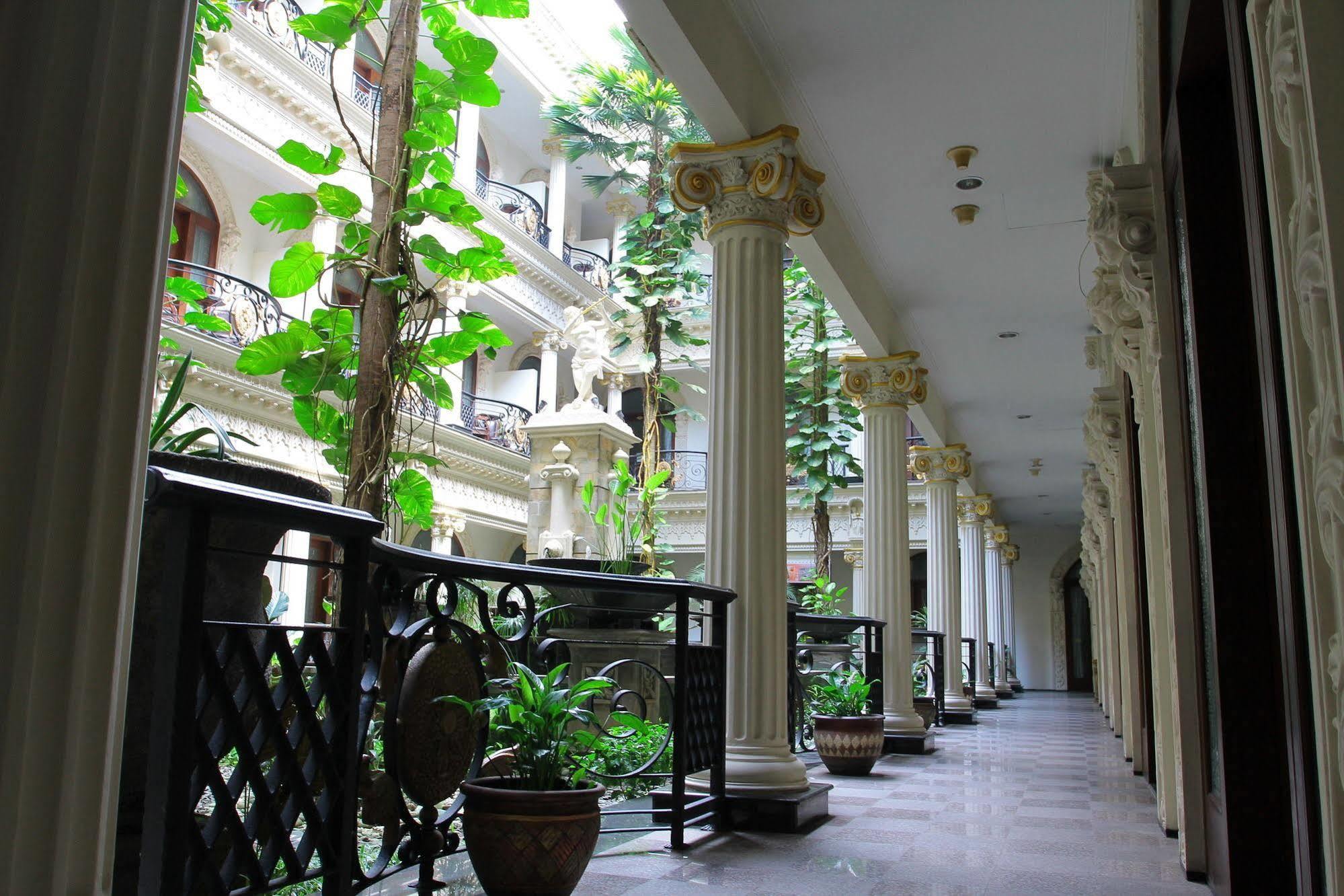 The Grand Palace Hotel Malang Buitenkant foto