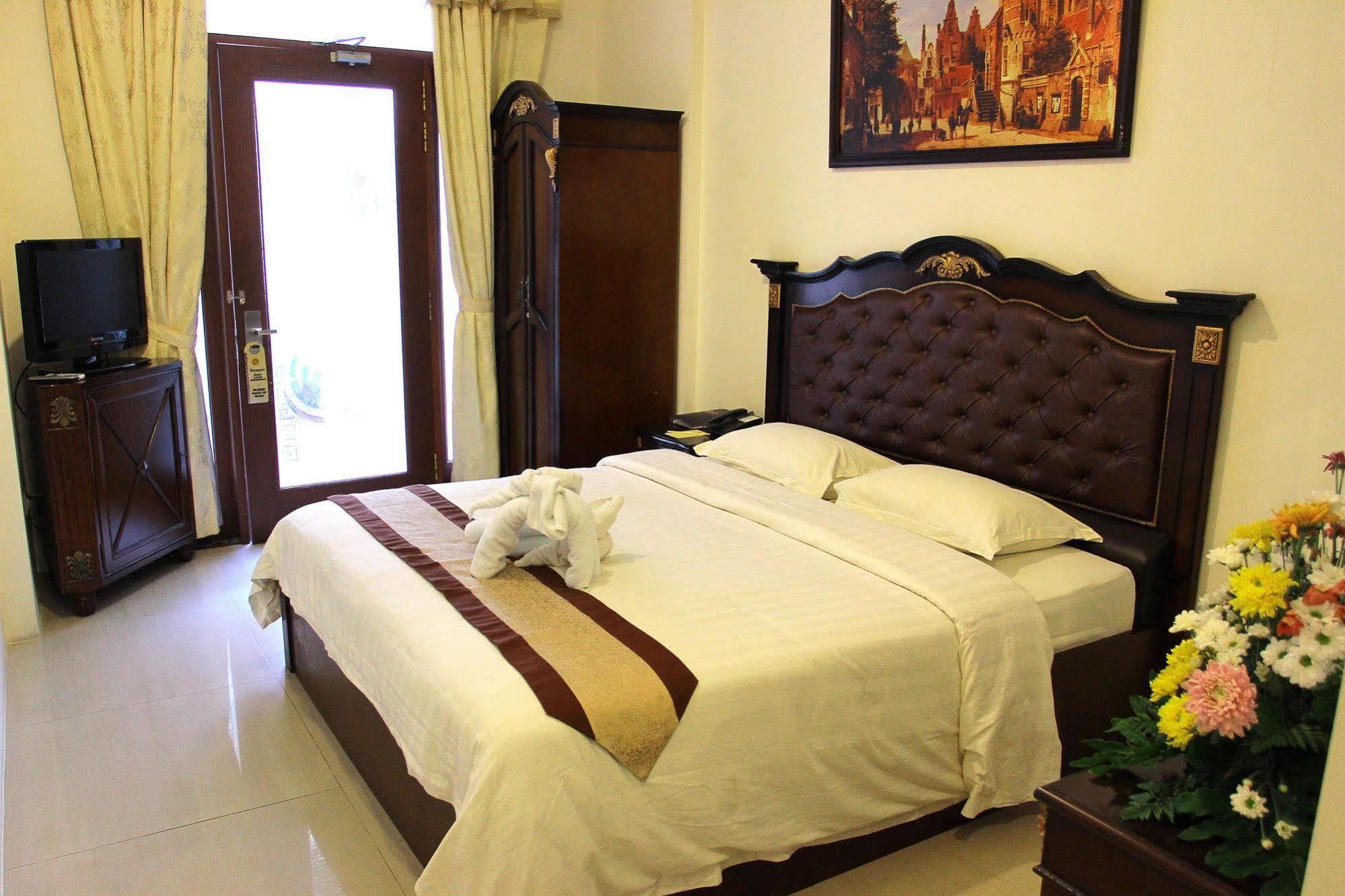 The Grand Palace Hotel Malang Buitenkant foto
