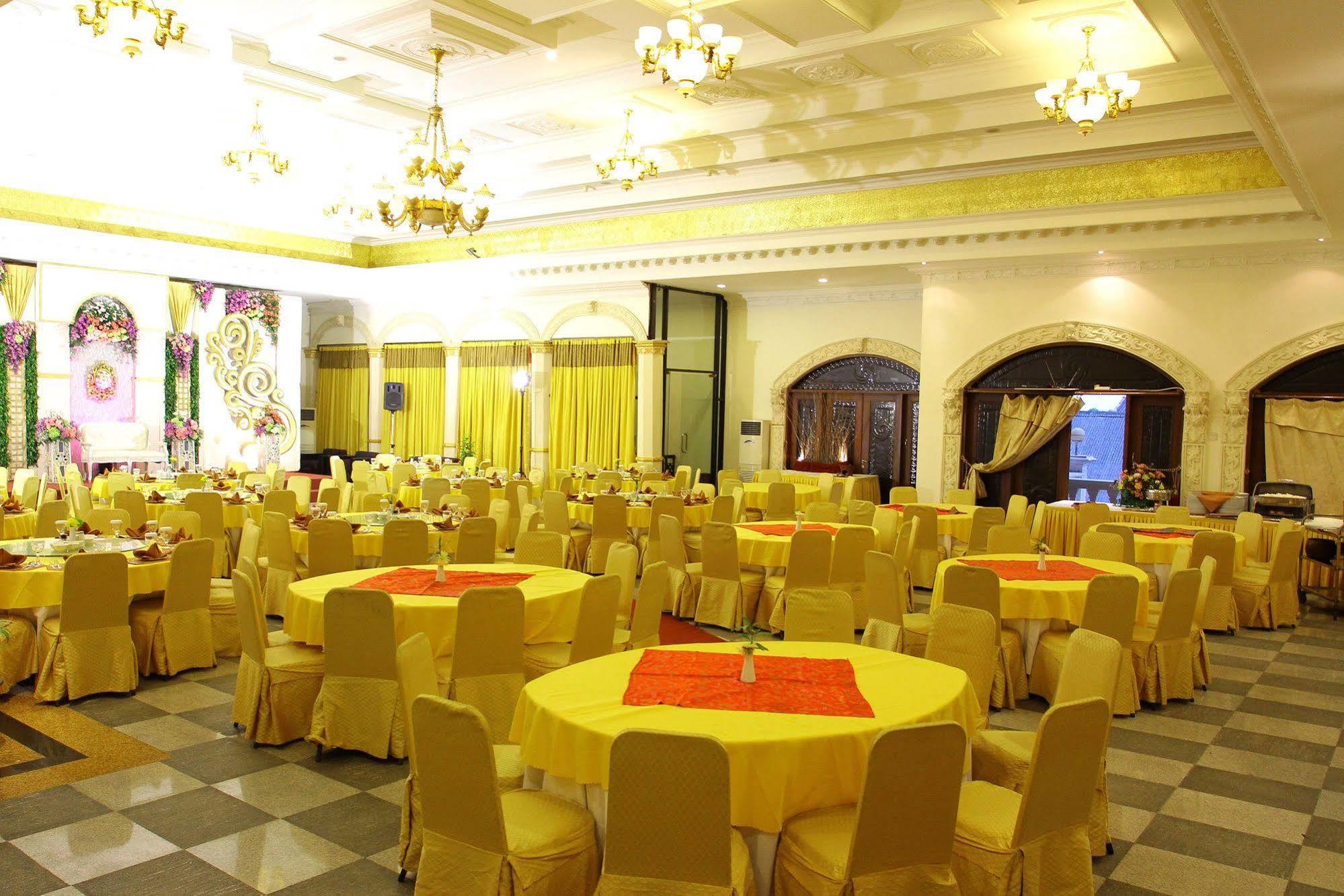 The Grand Palace Hotel Malang Buitenkant foto