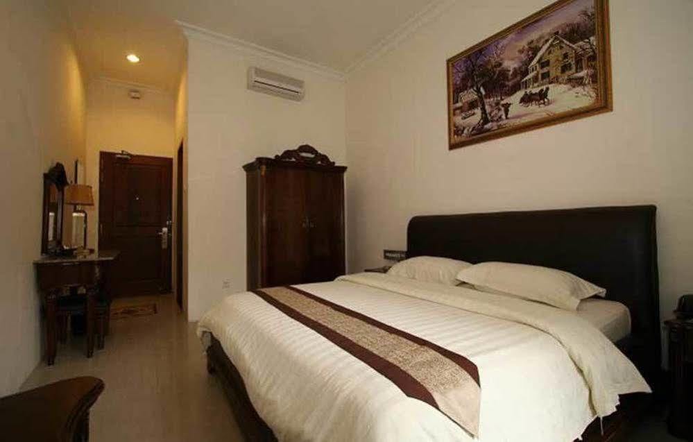 The Grand Palace Hotel Malang Buitenkant foto
