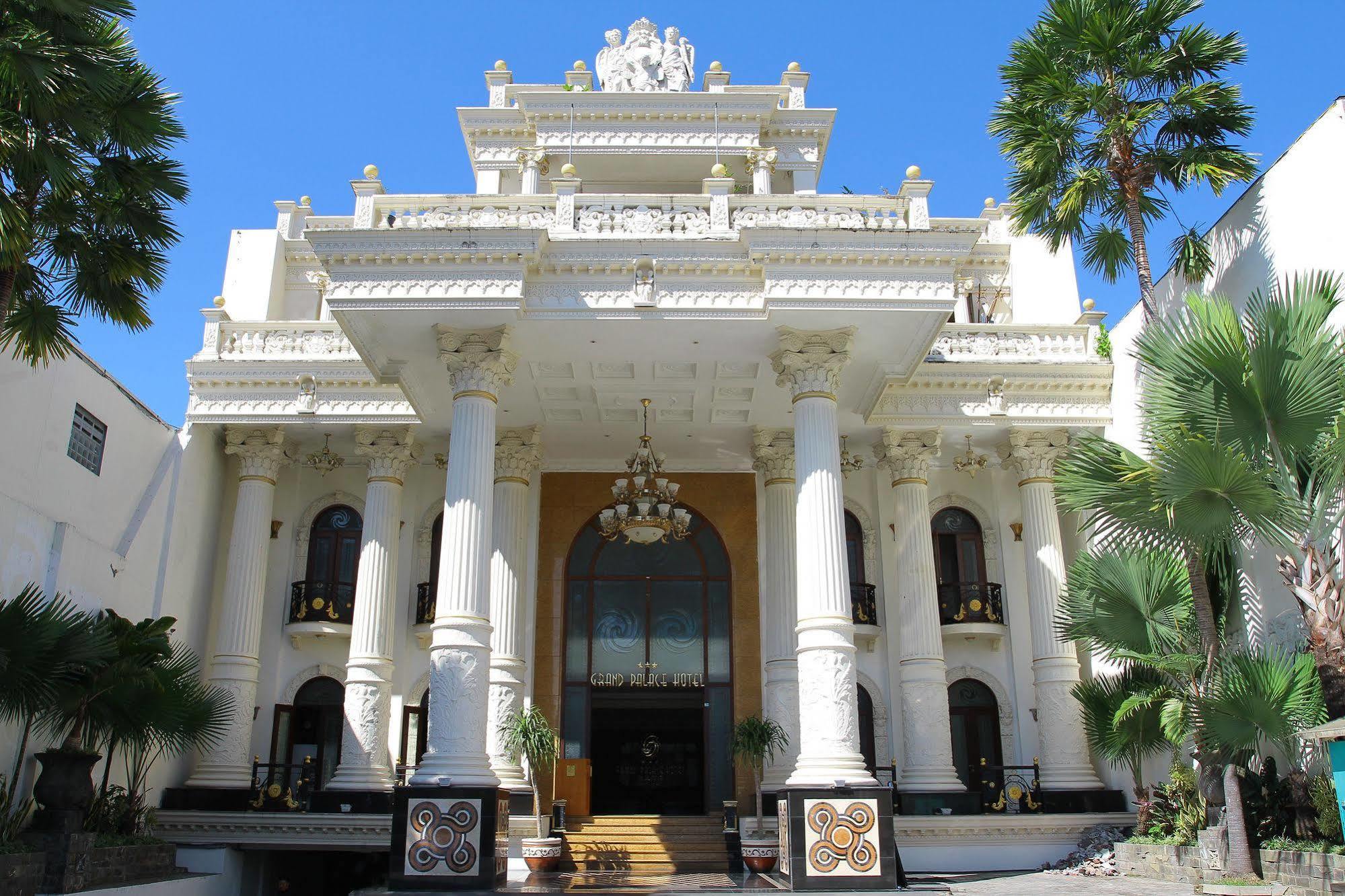 The Grand Palace Hotel Malang Buitenkant foto
